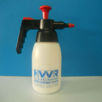 Der lösemittelbeständige Drucksprüher mit einem Volumen von einem Liter ist das ideale Werkzeug für die präzise und effiziente Anwendung von Flüssigkeiten.