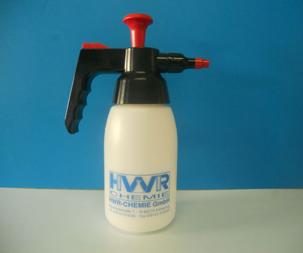 Der lösemittelbeständige Drucksprüher mit einem Volumen von einem Liter ist das ideale Werkzeug für die präzise und effiziente Anwendung von Flüssigkeiten.